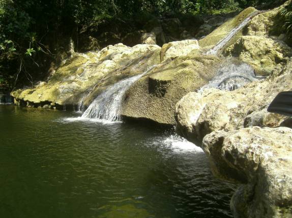 A paradisíaca cachoeira perto da Round House, nosso hotel no rio Dulce, região  de Livingston, na Guatemala